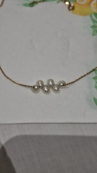 Collar de acero inoxidable con perlas blancas.