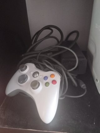 Xbox 360 Blanco con Mando y Cables
