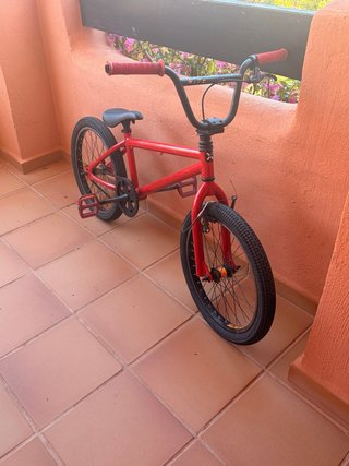Bicicleta Roja Con signos de desgaste y freno roto