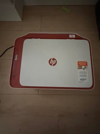 Impresora HP DeskJet Roja y Blanca
