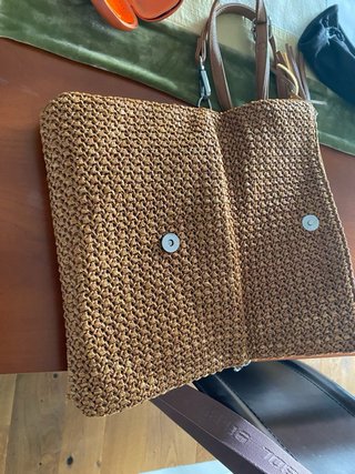 Bolso de mano tejido con flecos