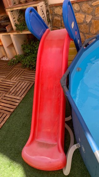 Tobogán infantil rojo y azul