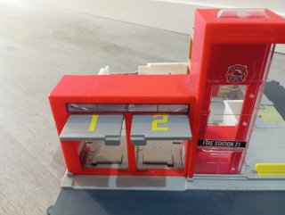 Estación de bomberos con camión