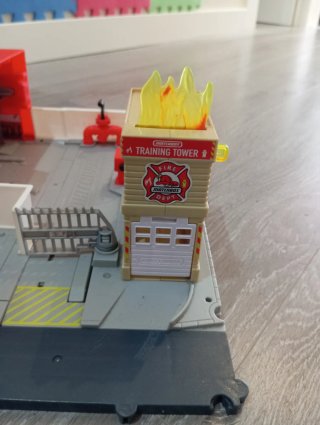 Estación de bomberos con camión