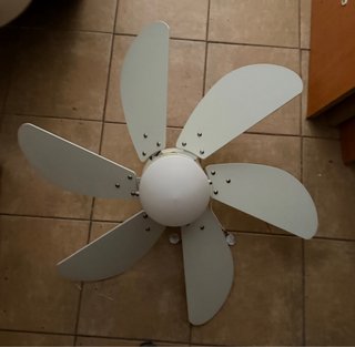 Ventilador de techo blanco