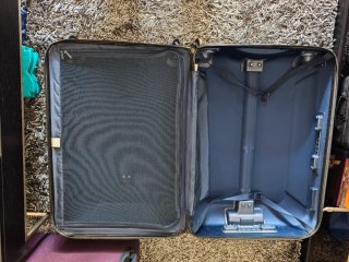Maleta Delsey Grande y Ligera 4 ruedas buen estado