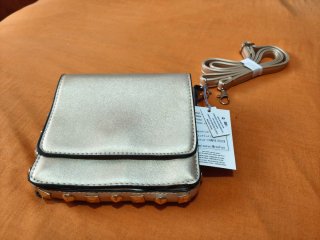 Bolso dorado con tachuelas