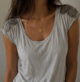 Camiseta gris Promod con detalles