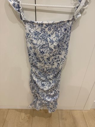 Vestido blanco y azul con volantes