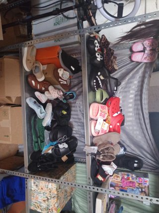 Lote de Zapatillas y chanclas nuevas