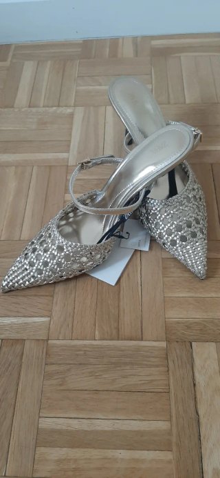 Zapatos tacón Zara dorados trenzados