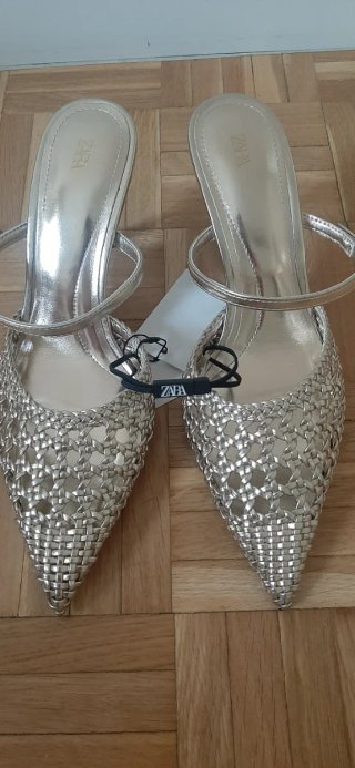 Zapatos tacón Zara dorados trenzados