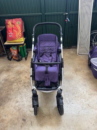 Carrito de bebé morado