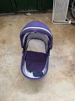 Carrito de bebé morado