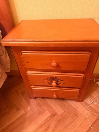 Cabecero de madera y mesilla. Va con 2 colchas.