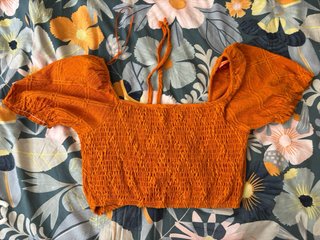 Top naranja con volantes y cordones