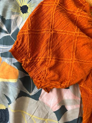 Top naranja con volantes y cordones