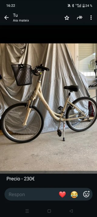 Bicicleta de paseo color crema con cesta