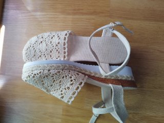Alpargatas de mujer beige y blancas