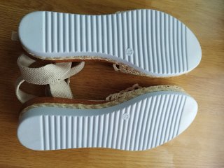 Alpargatas de mujer beige y blancas