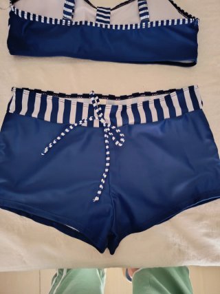 Bikini con pantalón rayas azul y blanco. Tendencia