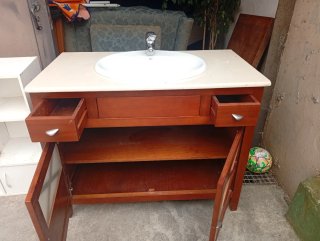 Este mueble de baño de madera oscura