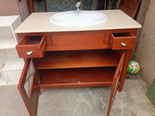 Este mueble de baño de madera oscura