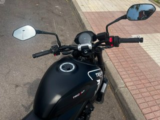 Triumph Trident 660 Naked Negra