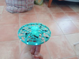 Dron interactivo azul con control manual