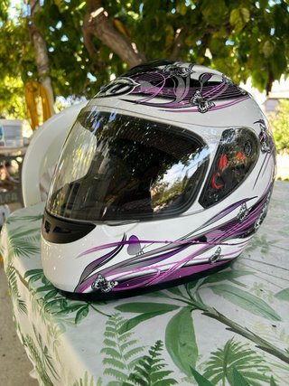 Casco de moto blanco con mariposas