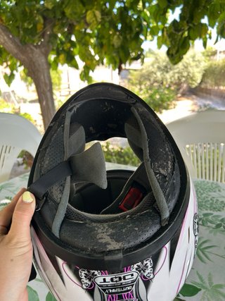 Casco de moto blanco con mariposas