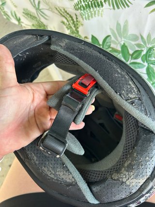 Casco de moto blanco con mariposas