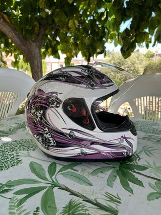 Casco de moto blanco con mariposas