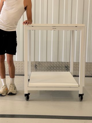 Mesa alta Ofiprix blanca con ruedas