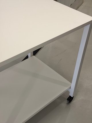 Mesa alta Ofiprix blanca con ruedas