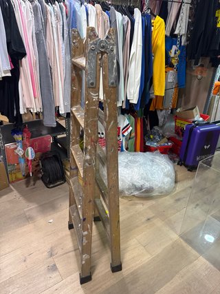Escalera de tijera de madera
