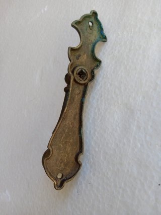 Tirador antiguo de metal dorado