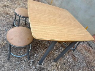 Mesa y 4 taburetes