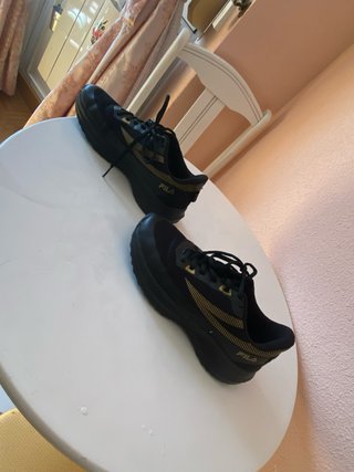 Zapatillas Fila Negras y Doradas