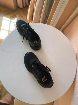 Zapatillas Fila Negras y Doradas