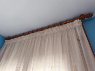 Cortina de tela con barra de madera