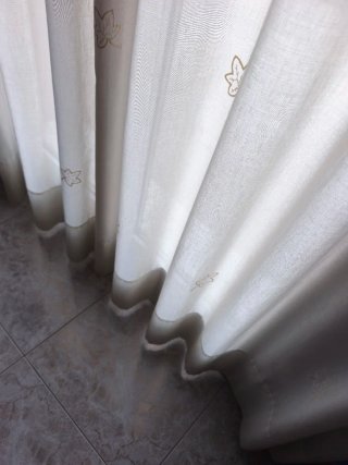 Cortina de tela con barra de madera
