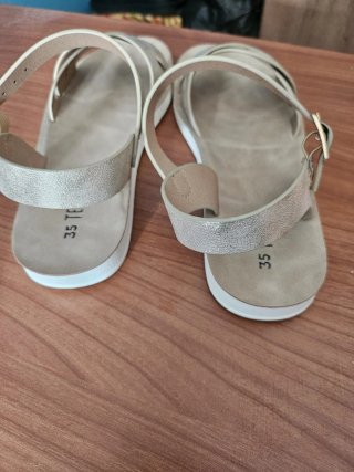 Sandalias beige y doradas
