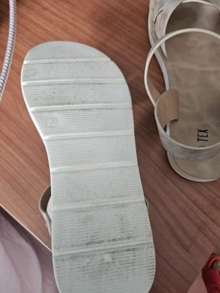 Sandalias beige y doradas