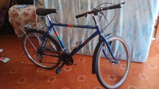 Bicicleta azul de montaña