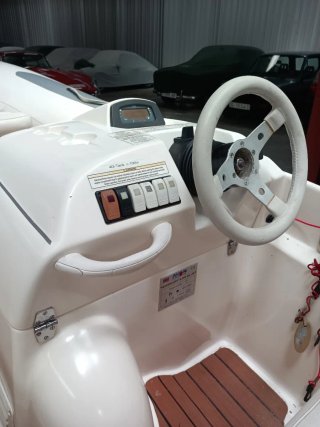 Lancha Jet Avon 3.20 motor Yamaha