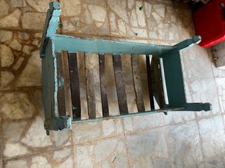 Cuna antigua azul para restaurar