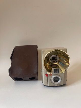 Cámara Kodak Brownie Starflash gold con funda