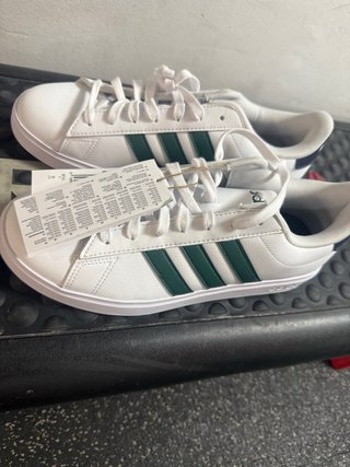 Zapatillas Adidas Blancas con Rayas Verdes