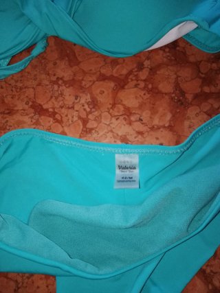 Bikini viola e verde acqua di diverse taglie,